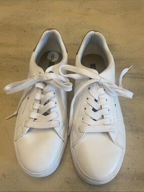 Tommy Hilfiger White Sneakers with Gray Heel Tab